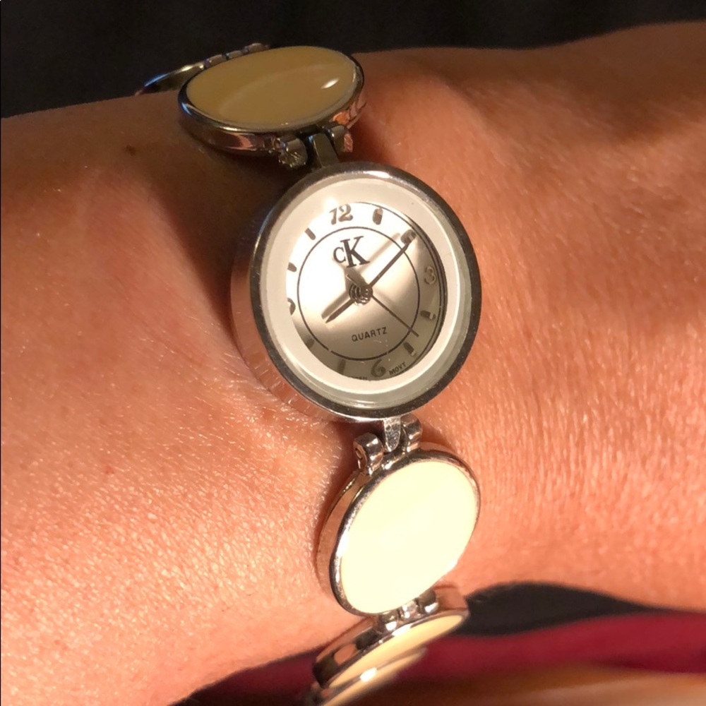Women watch - Picture 3 of 4
